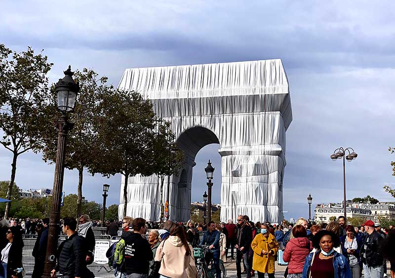 Christo and Jeanne-Claude "l'Arc de Triomphe, Wrapped 1961-2021"
